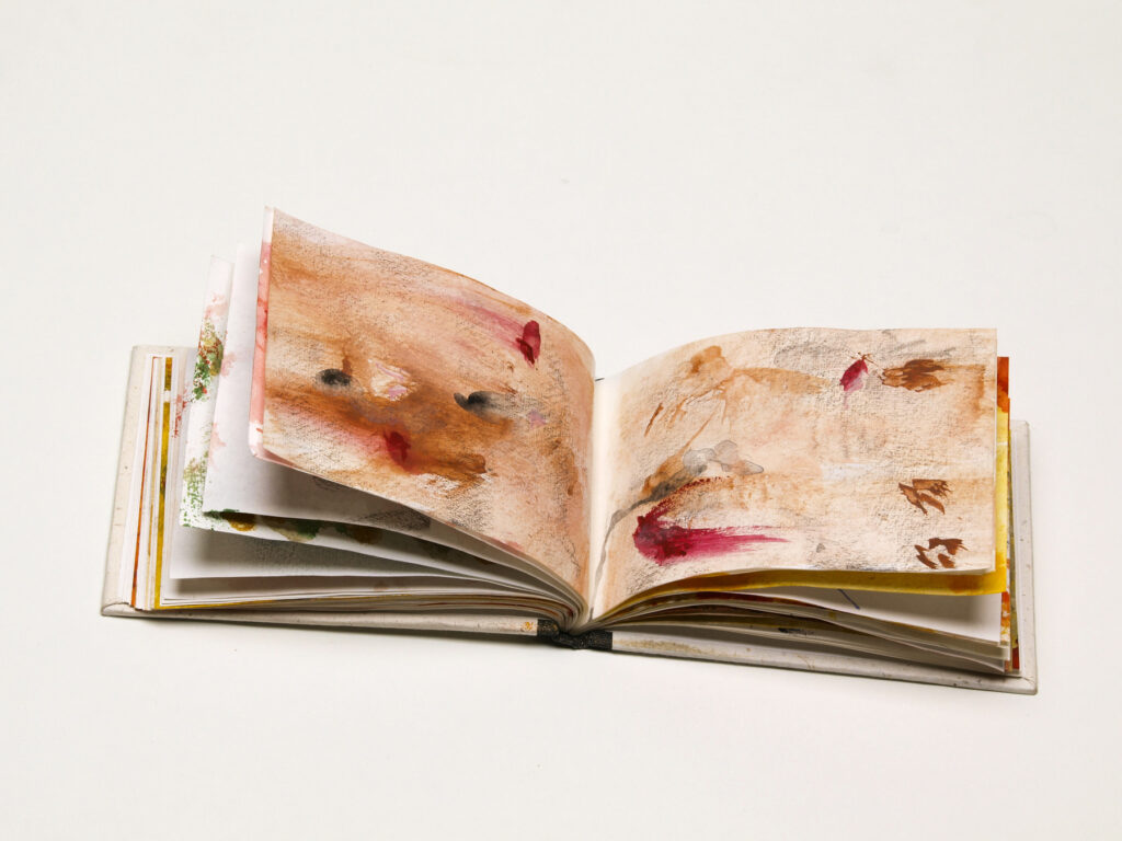 Sketchbook „Strong in Hope“ 1, 2016, Mixed Media auf Büttenpapier, 30.0 × 11.0 cm
