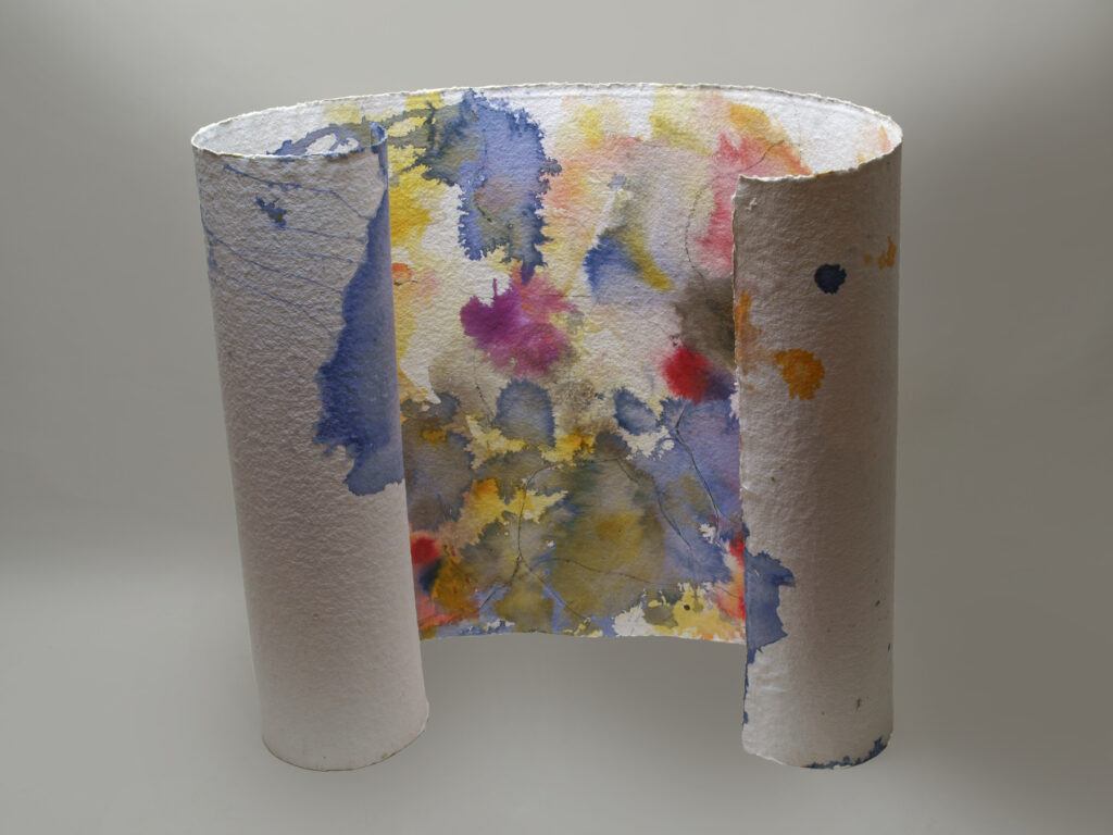 Space Worlds 17 — als Rolle, 2015/2021, Mixed Media auf Büttenpapier, beidseitig bemalt, 230.0 × 100.0 cm