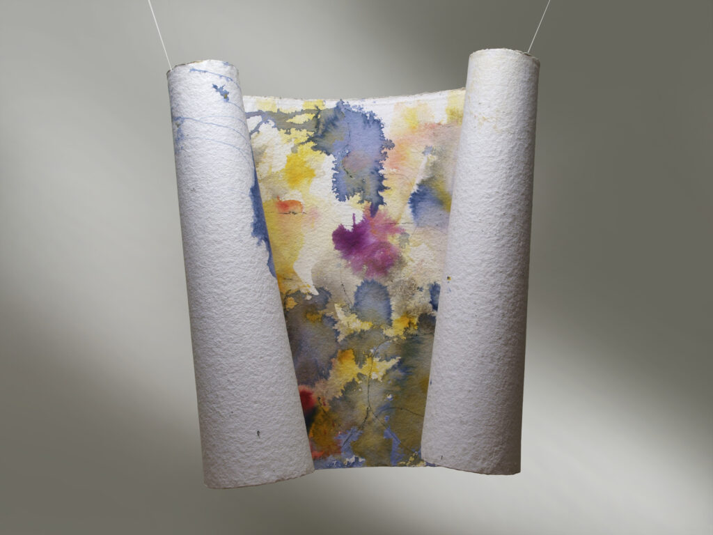 Space Worlds 17 — als Rolle, 2015/2021, Mixed Media auf Büttenpapier, beidseitig bemalt, 230.0 × 100.0 cm