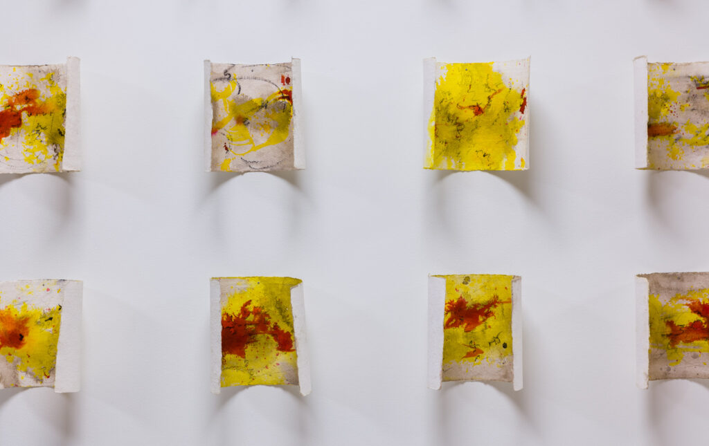 Rolled — als Rolle, 2019, Mixed Media auf Büttenpapier, 8 à 15.0 × 15.0 cm