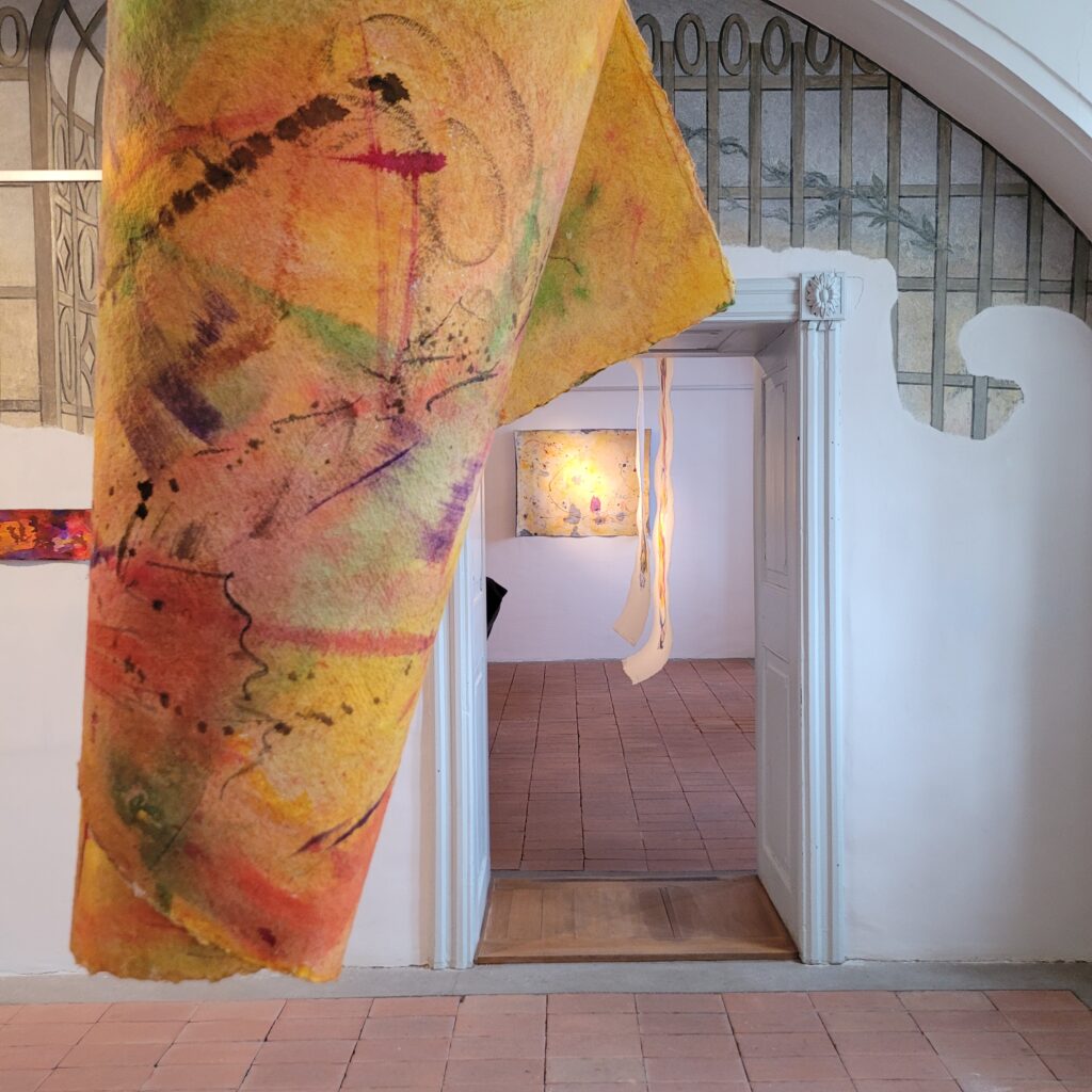 im Raum: 20240503_140811, 2021, Mixed Media auf Büttenpapier, beidseitig bemalt, 200.0 × 100.0 cm