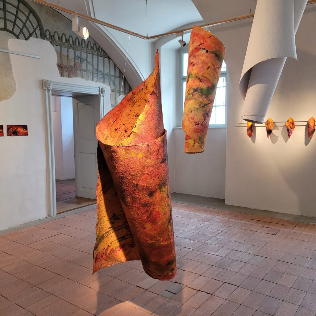 im Raum: 20240503_141254, 2021, Mixed Media auf Büttenpapier, beidseitig bemalt, 200.0 × 100.0 cm