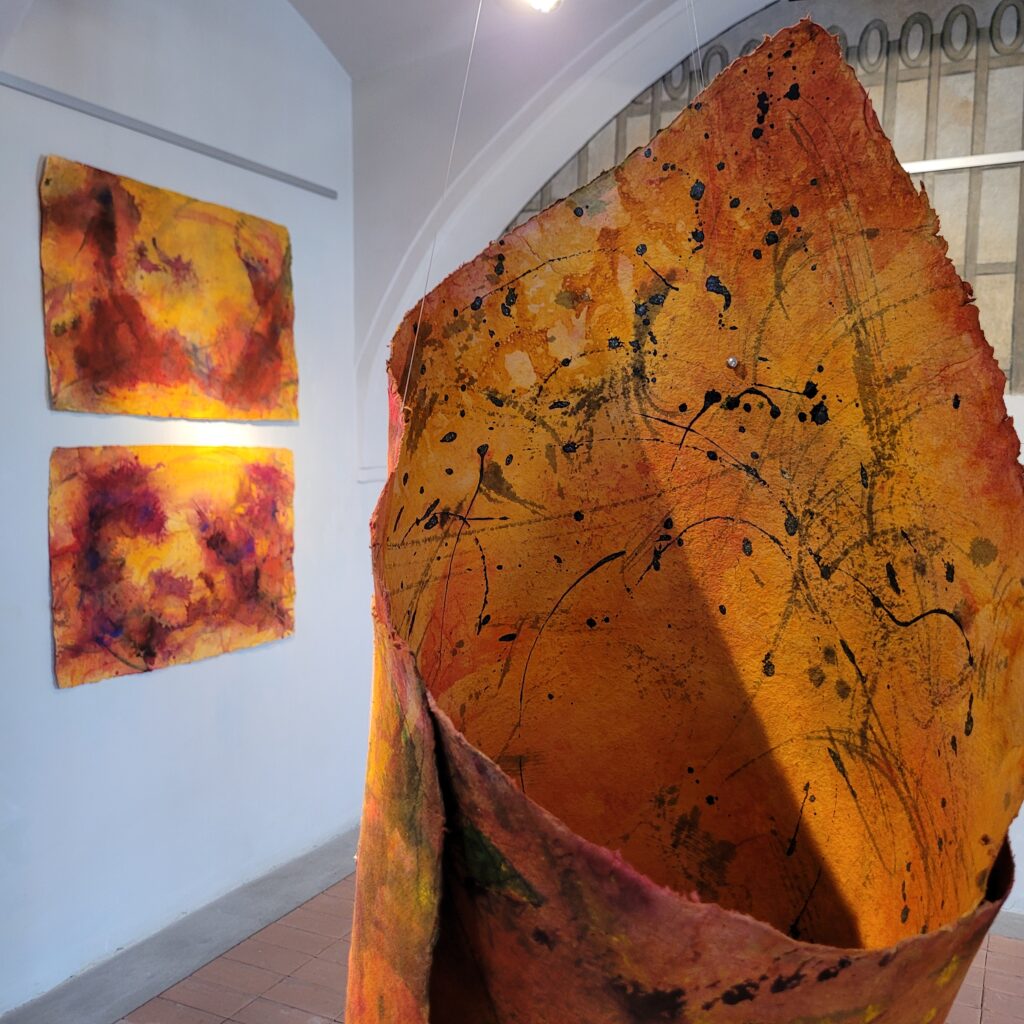 im Raum: 20240503_141721, 2017/2022, Mixed Media auf Büttenpapier, beidseitig bemalt, 100.0 × 200.0 cm