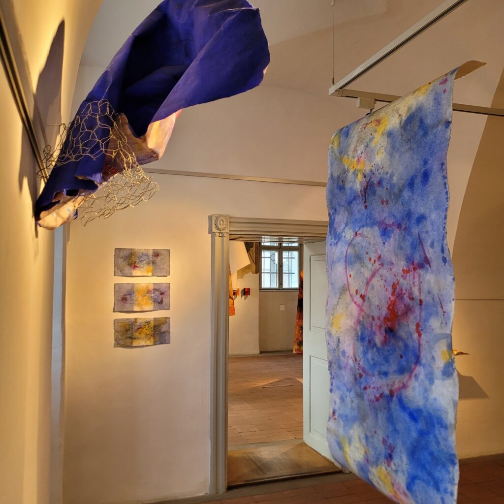 im Raum: 20240503_150217, 2023, Mixed Media auf Büttenpapier, beidseitig bemalt, 200.0 × 100.0 cm