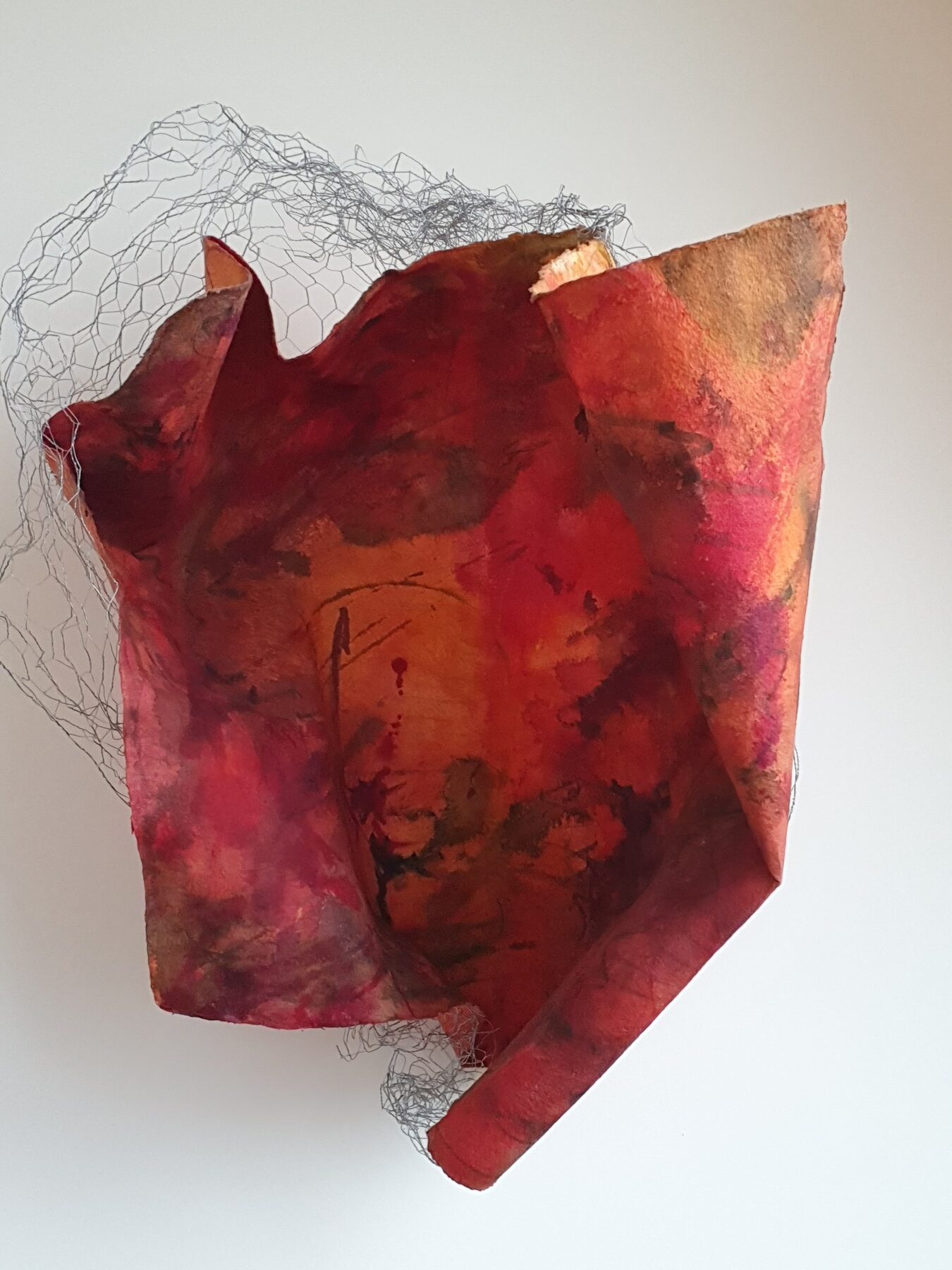 Sculpture 2, 2020, Mixed Media auf Büttenpapier mit Maschendraht, 65.0 × 70.0 cm