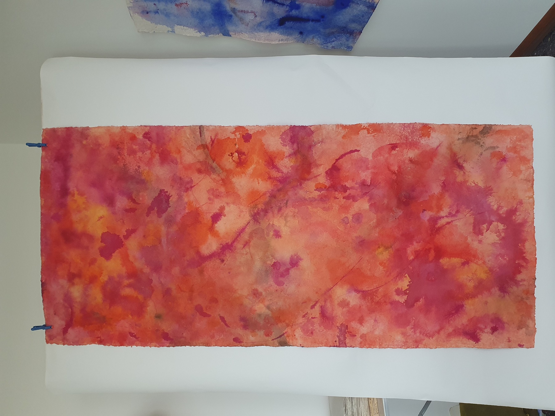 Space Worlds 1 — Vorderseite, 2016, Mixed Media auf Büttenpapier, beidseitig bemalt, 220.0 × 100.0 cm