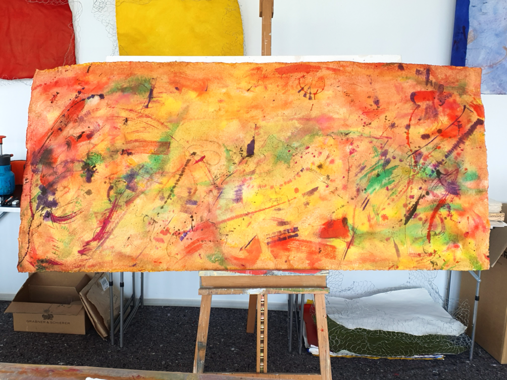 Space Worlds 13 — Vorderseite, 2021, Mixed Media auf Büttenpapier, beidseitig bemalt, 200.0 × 100.0 cm
