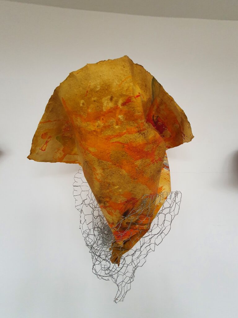 Sculpture 9, 2021, Mixed Media auf Büttenpapier mit Maschendraht, 50.0 × 60.0 cm