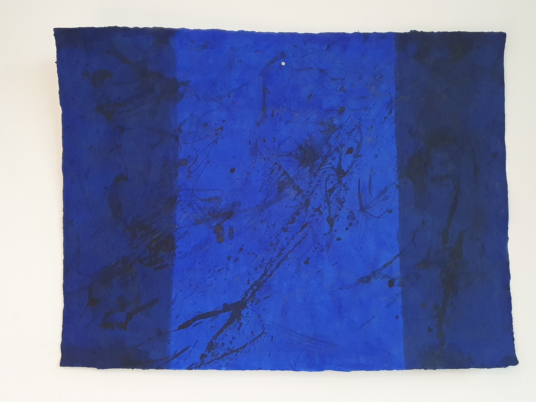 Dark+blue, 2021, Mixed Media auf Büttenpapier, 75.0 × 55.0 cm