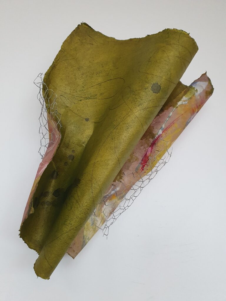 Sculpture 20, 2021, Mixed Media auf Büttenpapier mit Maschendraht, 50.0 × 62.0 cm