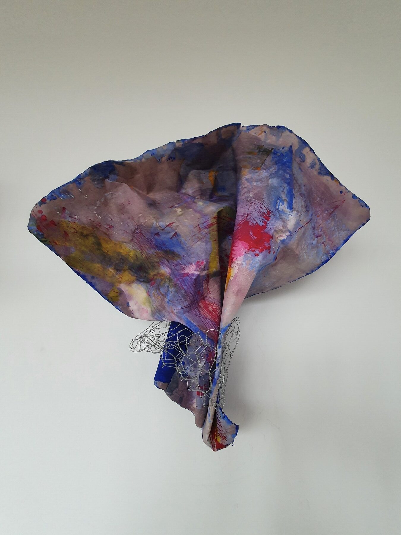 Sculpture 21, 2021, Mixed Media auf Büttenpapier mit Maschendraht, 56.0 × 50.0 cm