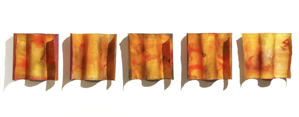 Waving 1-5, 2020, Mixed Media auf Büttenpapier, beidseitig bemalt, 5 à 15.0 × 15.0 cm