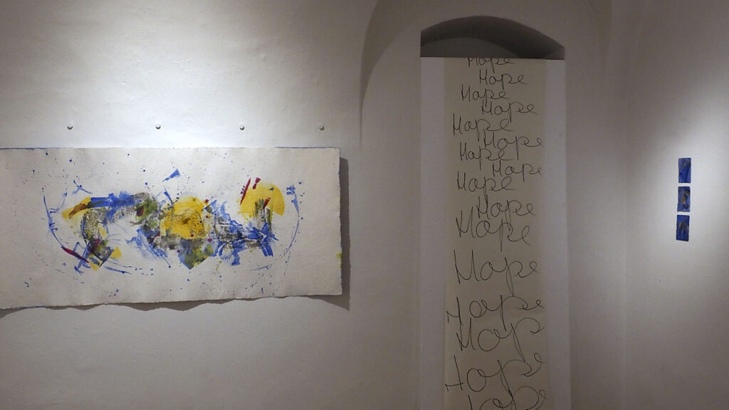 Bild 053, 2023, Mixed Media auf Büttenpapier, beidseitig bemalt, 200.0 × 100.0 cm