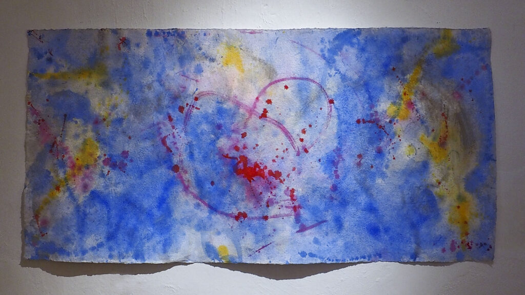 im Raum: Bild 056, 2023, Mixed Media auf Büttenpapier, beidseitig bemalt, 200.0 × 100.0 cm
