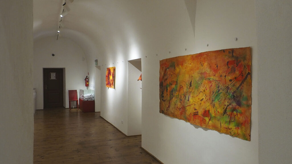 im Raum: HOPE – Galerie Caraffka, 2021, Mixed Media auf Büttenpapier, beidseitig bemalt, 200.0 × 100.0 cm