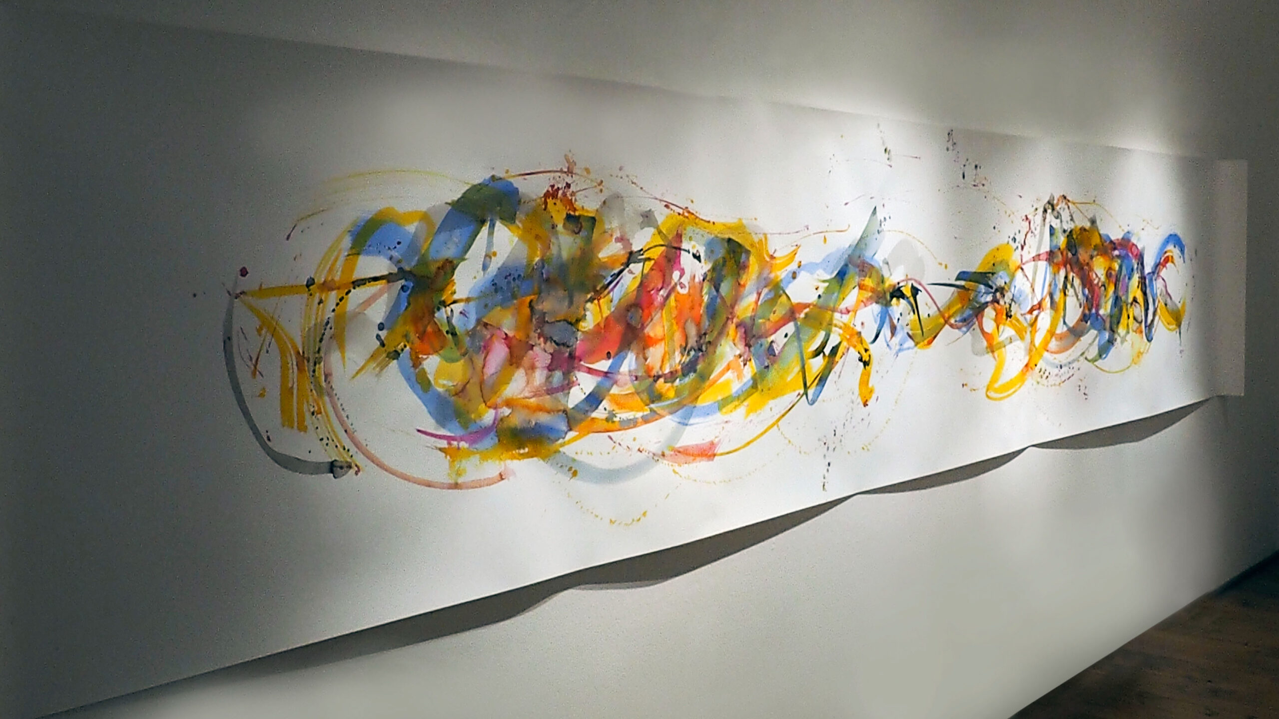 Flow 1 auf Wand, 2024, Tusche auf Papier, 436 × 99 cm